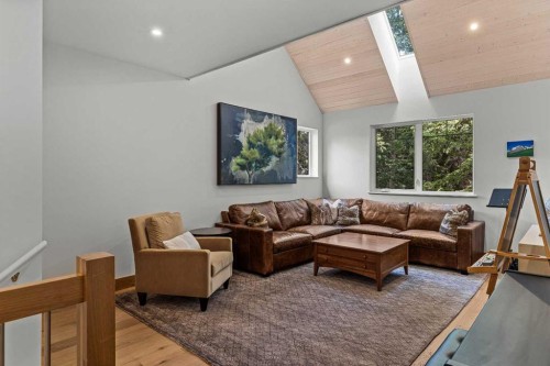 533 3Rd Street, Canmore, AB - Indoor Photo Showing Living Room