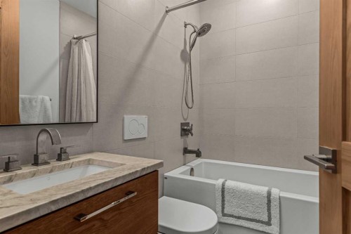 533 3Rd Street, Canmore, AB - Indoor Photo Showing Bathroom