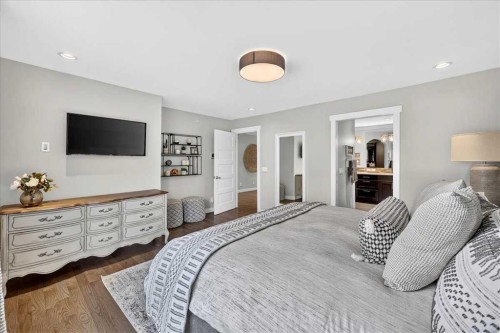 10807 Mapleshire Crescent Se, Calgary, AB - Indoor Photo Showing Bedroom