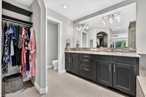10807 Mapleshire Crescent Se, Calgary, AB - Indoor Photo Showing Bathroom
