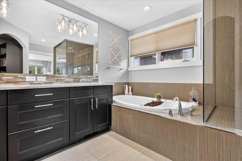 10807 Mapleshire Crescent Se, Calgary, AB - Indoor Photo Showing Bathroom
