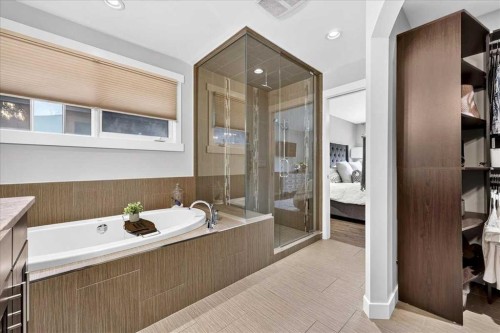 10807 Mapleshire Crescent Se, Calgary, AB - Indoor Photo Showing Bathroom