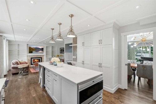 606 Schubert Place Nw, Calgary, AB - Indoor Photo Showing Kitchen With Upgraded Kitchen
