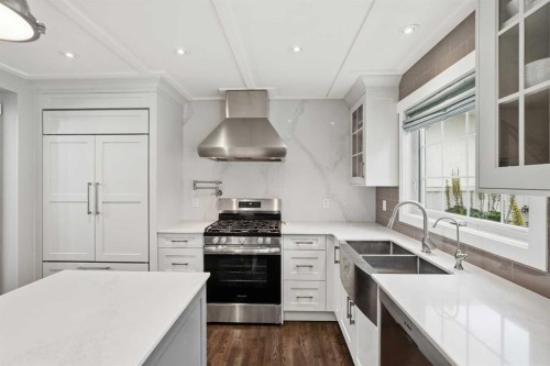 606 Schubert Place Nw, Calgary, AB - Indoor Photo Showing Kitchen With Double Sink With Upgraded Kitchen