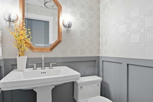 606 Schubert Place Nw, Calgary, AB - Indoor Photo Showing Bathroom