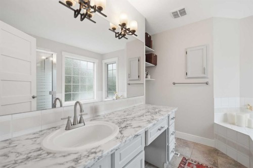 606 Schubert Place Nw, Calgary, AB - Indoor Photo Showing Bathroom