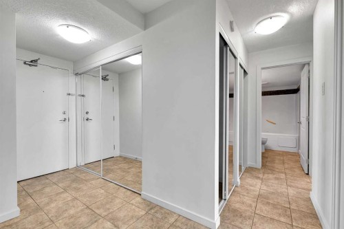 411-429 14 Street Nw, Calgary, AB - Indoor Photo Showing Other Room
