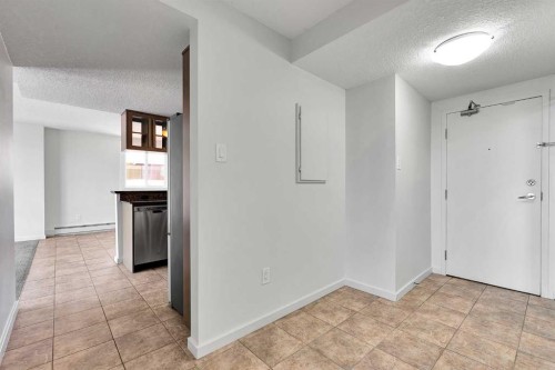 411-429 14 Street Nw, Calgary, AB - Indoor Photo Showing Other Room