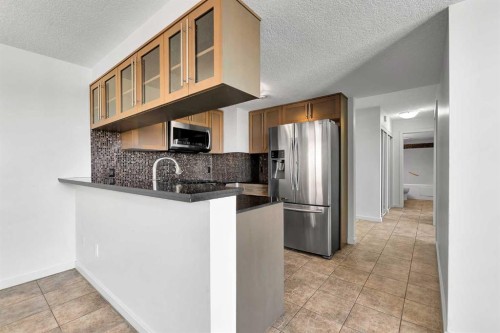 411-429 14 Street Nw, Calgary, AB - Indoor Photo Showing Kitchen