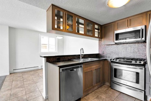 411-429 14 Street Nw, Calgary, AB - Indoor Photo Showing Kitchen With Stainless Steel Kitchen With Double Sink