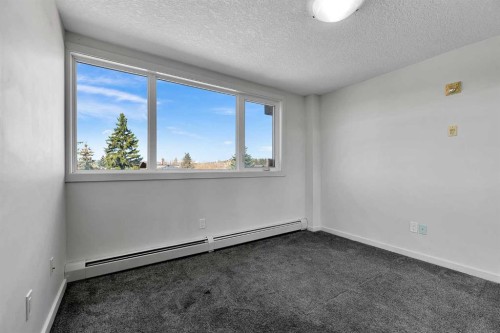 411-429 14 Street Nw, Calgary, AB - Indoor Photo Showing Other Room