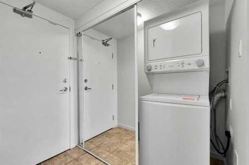 411-429 14 Street Nw, Calgary, AB - Indoor Photo Showing Laundry Room