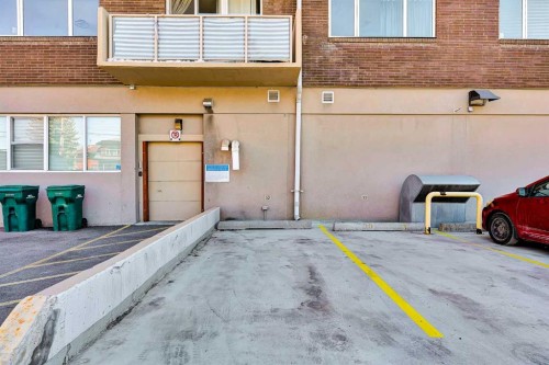 411-429 14 Street Nw, Calgary, AB - Indoor Photo Showing Garage