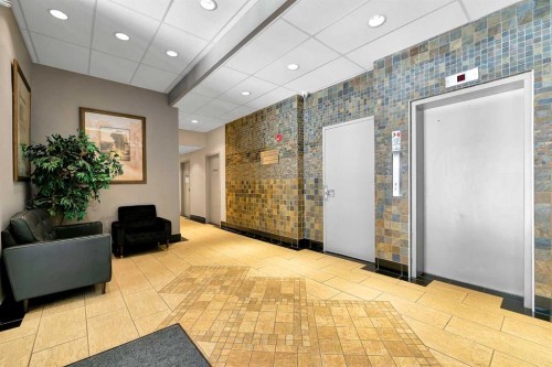 411-429 14 Street Nw, Calgary, AB - Indoor Photo Showing Other Room