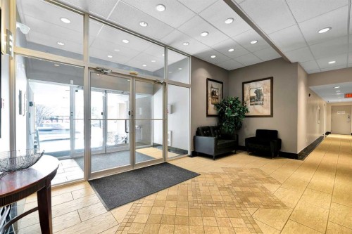 411-429 14 Street Nw, Calgary, AB - Indoor Photo Showing Other Room