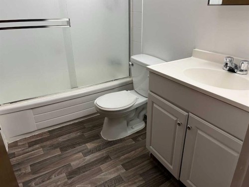 179 Falshire Drive Ne, Calgary, AB - Indoor Photo Showing Bathroom