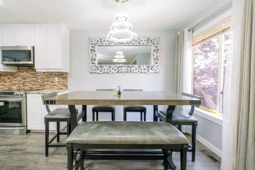 47 Everstone Boulevard Sw, Calgary, AB - Indoor Photo Showing Dining Room
