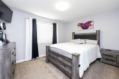 47 Everstone Boulevard Sw, Calgary, AB - Indoor Photo Showing Bedroom