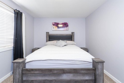 47 Everstone Boulevard Sw, Calgary, AB - Indoor Photo Showing Bedroom