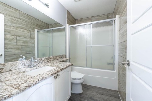 47 Everstone Boulevard Sw, Calgary, AB - Indoor Photo Showing Bathroom