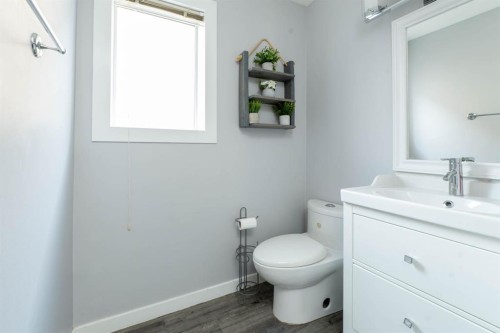 47 Everstone Boulevard Sw, Calgary, AB - Indoor Photo Showing Bathroom