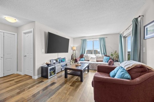 401-7110 80 Avenue Ne, Calgary, AB - Indoor Photo Showing Living Room