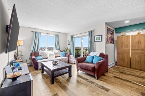 401-7110 80 Avenue Ne, Calgary, AB - Indoor Photo Showing Living Room
