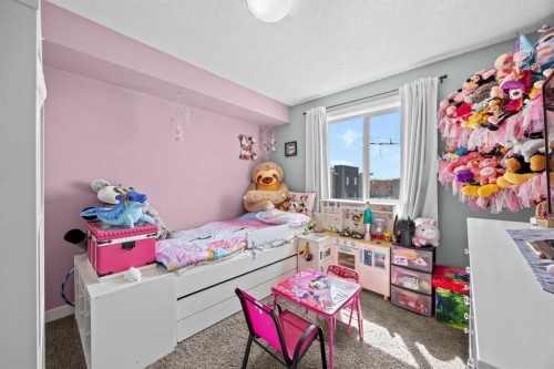 401-7110 80 Avenue Ne, Calgary, AB - Indoor Photo Showing Bedroom