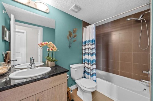 401-7110 80 Avenue Ne, Calgary, AB - Indoor Photo Showing Bathroom
