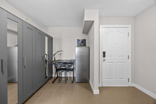 401-7110 80 Avenue Ne, Calgary, AB - Indoor Photo Showing Other Room