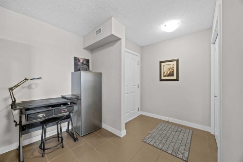 401-7110 80 Avenue Ne, Calgary, AB - Indoor Photo Showing Other Room