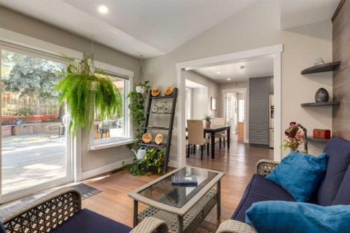 9915 Patton Road Sw, Calgary, AB - Indoor Photo Showing Living Room