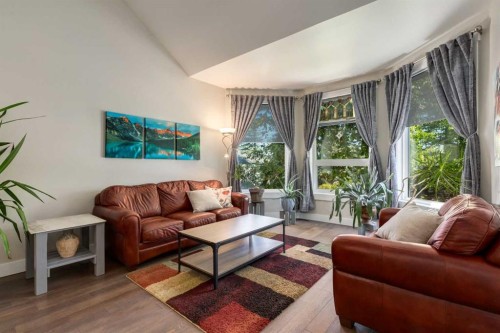 9915 Patton Road Sw, Calgary, AB - Indoor Photo Showing Living Room
