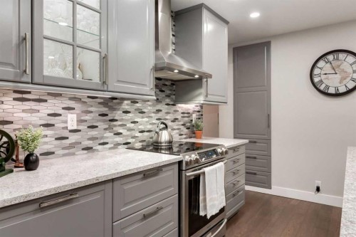 9915 Patton Road Sw, Calgary, AB - Indoor Photo Showing Kitchen With Upgraded Kitchen