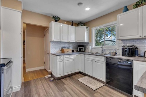 2614 44 Street Se, Calgary, AB - Indoor Photo Showing Kitchen