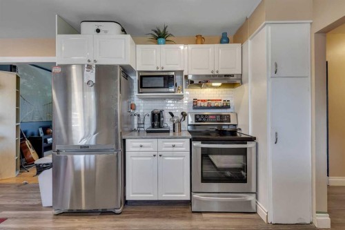 2614 44 Street Se, Calgary, AB - Indoor Photo Showing Kitchen