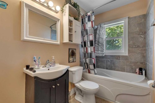 2614 44 Street Se, Calgary, AB - Indoor Photo Showing Bathroom