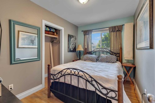 2614 44 Street Se, Calgary, AB - Indoor Photo Showing Bedroom