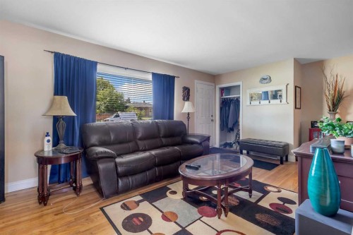 2614 44 Street Se, Calgary, AB - Indoor Photo Showing Living Room