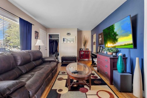 2614 44 Street Se, Calgary, AB - Indoor Photo Showing Living Room