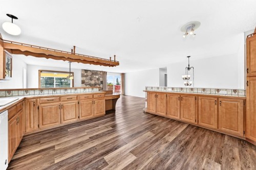 5820 Dalridge Hill Nw, Calgary, AB - Indoor Photo Showing Kitchen