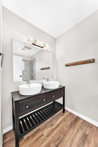 5820 Dalridge Hill Nw, Calgary, AB - Indoor Photo Showing Bathroom