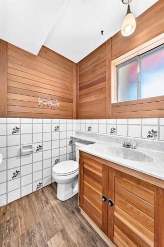5820 Dalridge Hill Nw, Calgary, AB - Indoor Photo Showing Bathroom