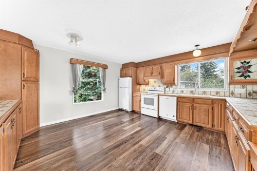 5820 Dalridge Hill Nw, Calgary, AB - Indoor Photo Showing Kitchen With Double Sink