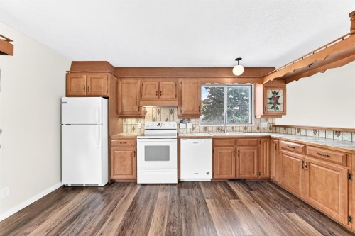 5820 Dalridge Hill Nw, Calgary, AB - Indoor Photo Showing Kitchen With Double Sink