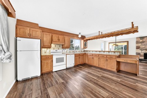5820 Dalridge Hill Nw, Calgary, AB - Indoor Photo Showing Kitchen