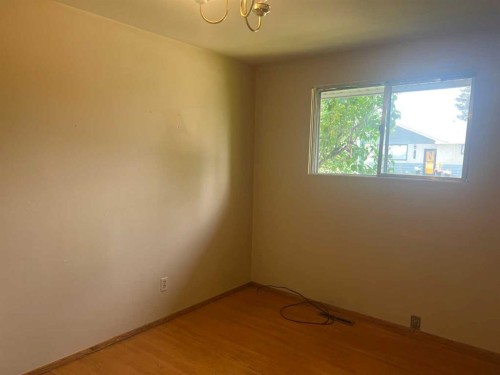 4708 Greenview Drive Ne, Calgary, AB - Indoor Photo Showing Other Room