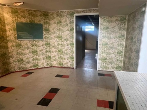 4708 Greenview Drive Ne, Calgary, AB - Indoor Photo Showing Other Room
