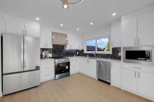 1174 Abbeydale Drive Ne, Calgary, AB - Indoor Photo Showing Kitchen