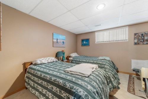 52 Macewan Park Heights Nw, Calgary, AB - Indoor Photo Showing Bedroom